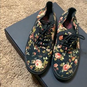Comfy casual Vans/ lo pro authentic floral